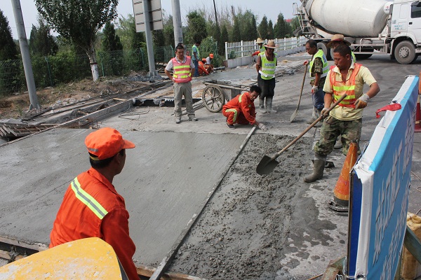 下花園增加收費車道工程緊張有序施工